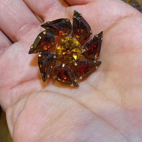 Vintage brown and amber pinwheel style rhinestone brooch. - Picture 2 of 6